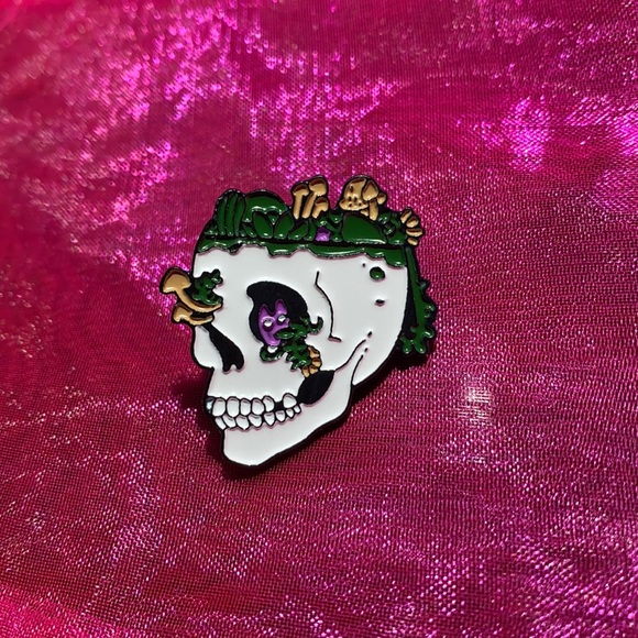 🍄 Overgrown Plants Skull Enamel Pin - Picture 3 of 5